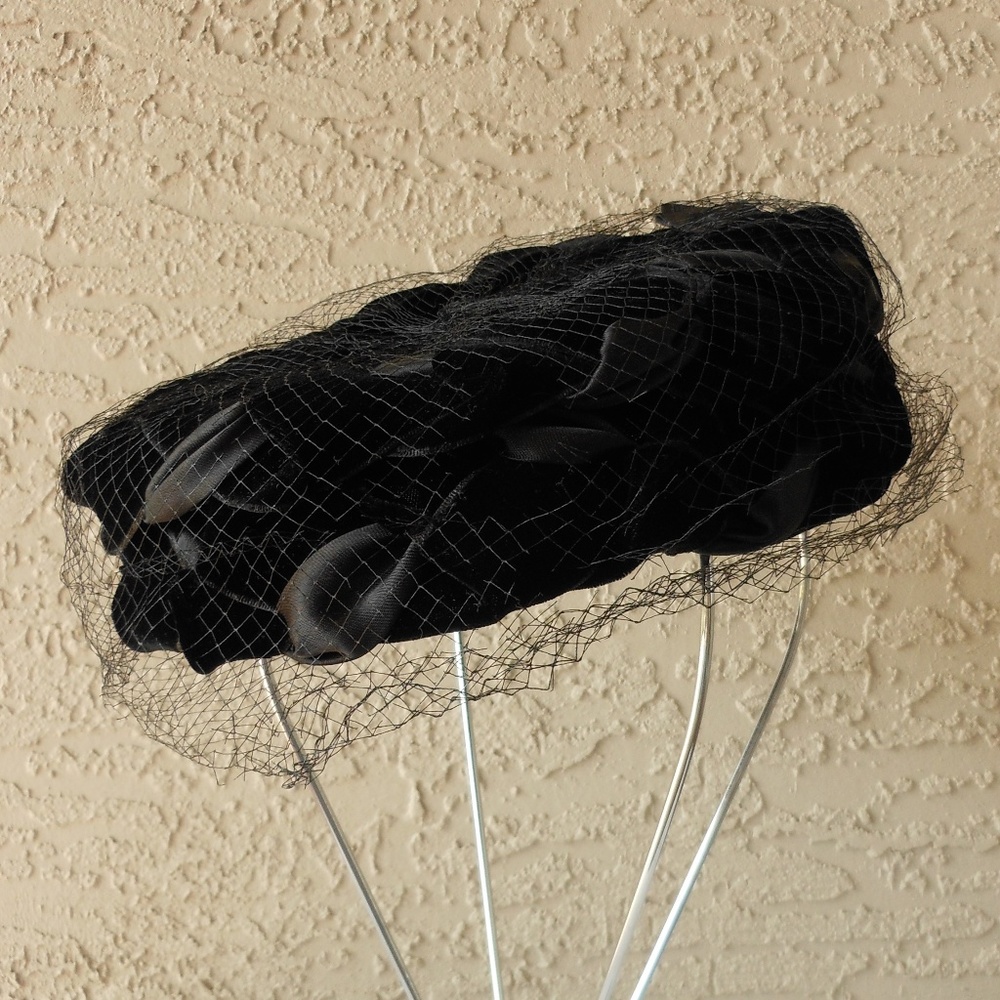 💕VINTAGE Black Velvet Hat